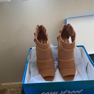 Easy street comfort shoe. Never worn.